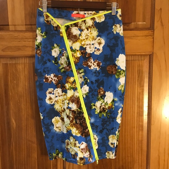 Lulumari Dresses & Skirts - Lulumari NWT Women’s M‎ Neon Floral Zipper Pencil skirt